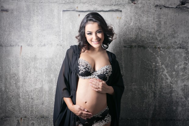Li Martins, ex-Rouge, mostra pela primeira vez barriga de grávida