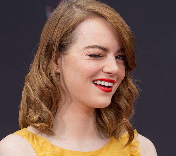 Emma Stone revela como o mundo da beleza ajuda na criação das personagens