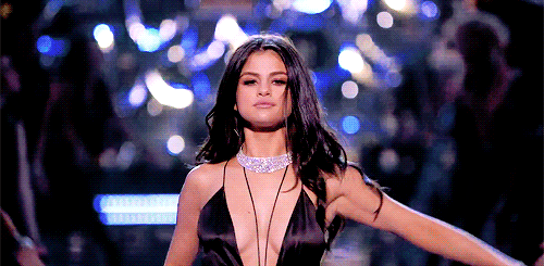 Selena Gomez conta qual look usa quando falta inspiração fashion