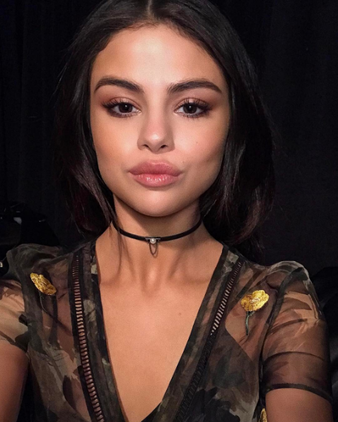 Selena Gomez promoveu camiseta do The Weeknd de um jeito sutil