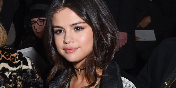 Selena Gomez marca presença em desfile da NYFW com look bapho!