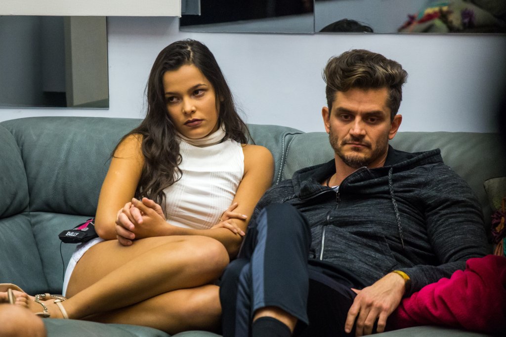 Marcos quer manter distância de Emilly fora do BBB