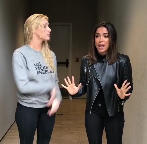 Anitta estrela vídeo divertido com a youtuber gringa Lele Pons