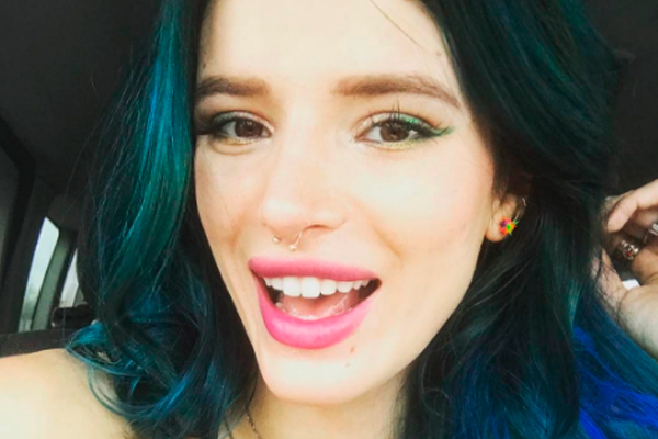 Gótica: Bella Thorne aposta em cabelo preto e franja curtinha