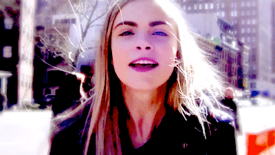Cara Delevingne corta e platina o cabelo. Você viu que linda? Cara Delevingne corta e platina o cabelo. Você viu que linda?