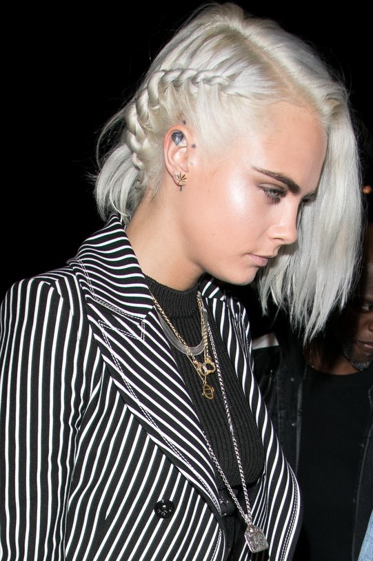 Cara Delevingne corta e platina o cabelo. Você viu que linda? Cara Delevingne corta e platina o cabelo. Você viu que linda?