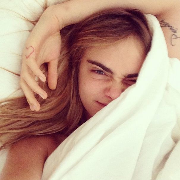 Cara Delevingne cortou e platinou o cabelo. Você viu que linda?
