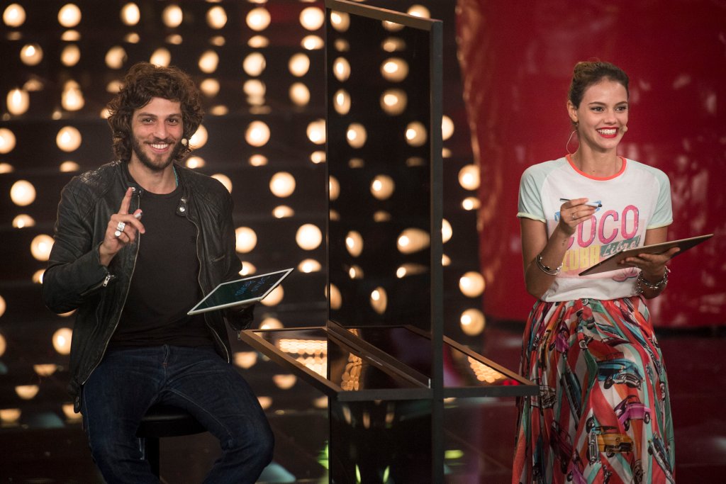 Chay Suede pede Laura Neiva em casamento em programa de TV