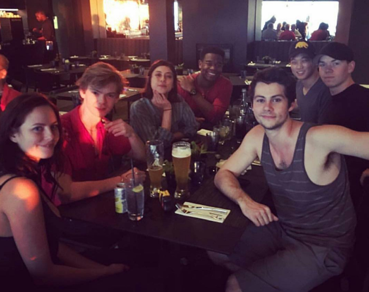 Dylan O’Brien se reúne com elenco de Maze Runner: A Cura Mortal