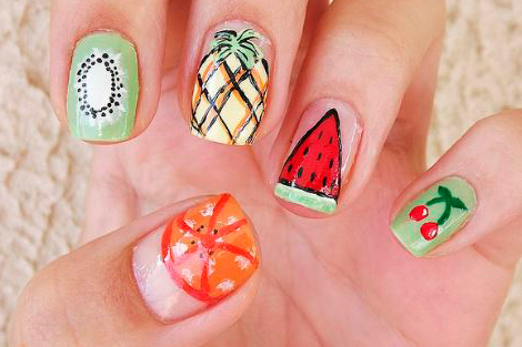 Esmalte das leitoras: nail art com desenhos de frutas!