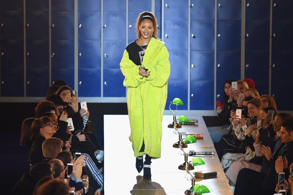 A coleção da Rihanna para a Puma é cheia de referências college