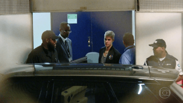 Justin Bieber mostra tattoo nova em foto após chegar no Brasil