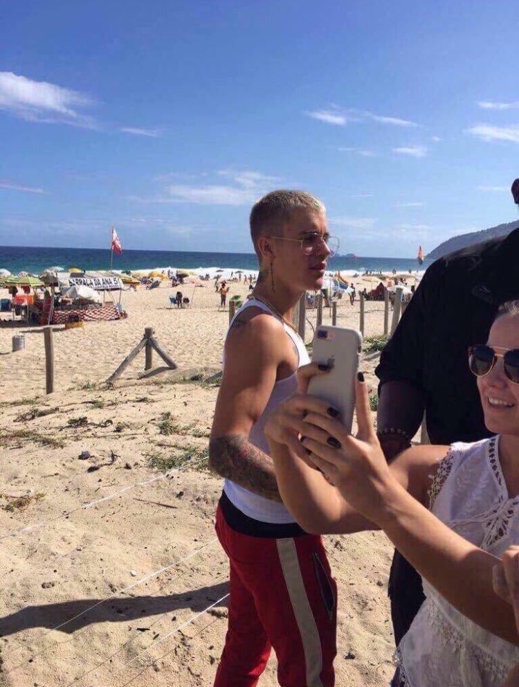 Justin Bieber mal chegou e já está aproveitando a praia do Rio