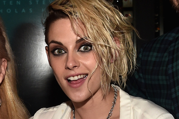 Kristen Stewart raspou e platinou o cabelo. Uau!