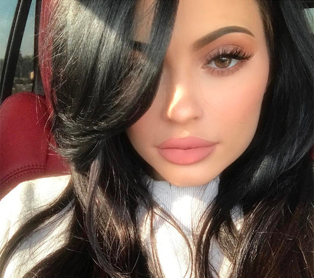 Kylie Jenner anuncia linha de blushes – e já mostrou as cores!