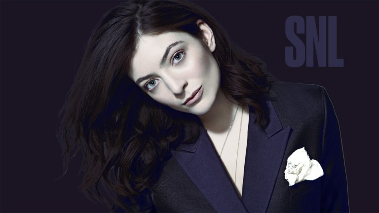 A Lorde se apresentou usando mom jeans – e nós amamos a escolha!