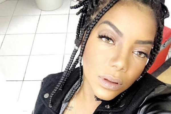 Ludmilla aposta em cabelo volumoso e cacheado pra festa de Anitta
