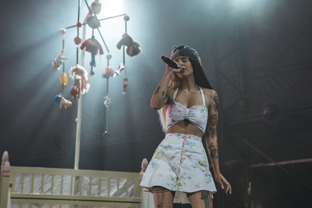 Mesmo com palco vazio, Melanie Martinez enlouquece fãs no Lolla