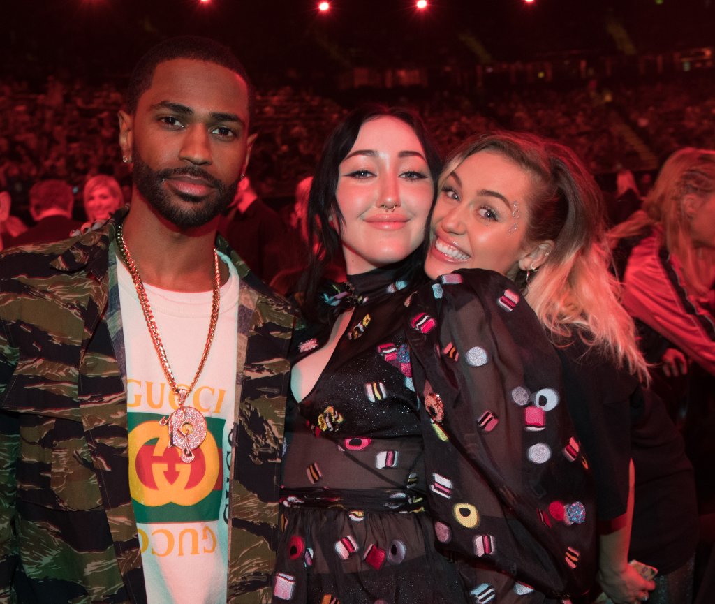 Miley é a maior fã da Noah Cyrus no IHeartRadio Awards 2017