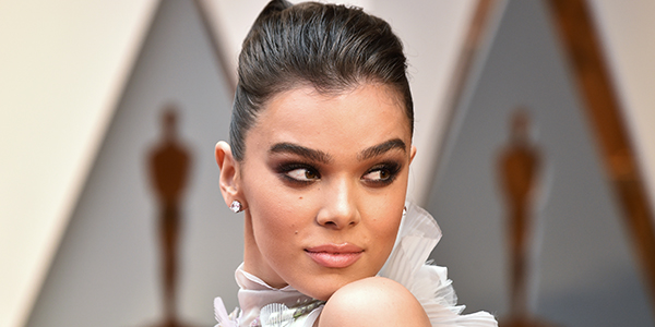Ops! Hailee Steinfeld sofreu um acidente fashion no Oscar :O