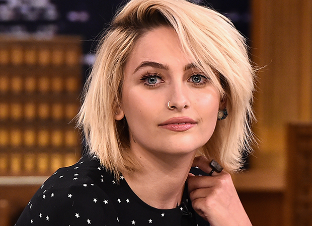 Após polêmica das camisetas, Paris Jackson alfineta irmãs Jenner