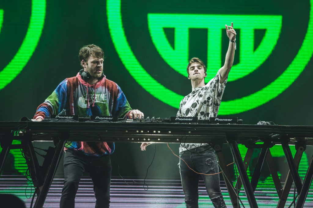 The Chainsmokers anima plateia com show cheio de hits no LollaBR