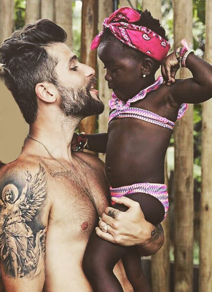 Titi e Bruno Gagliasso dividem momento fofo na piscina