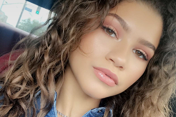 Zendaya entrega truque simples para cuidar do cabelo cacheado