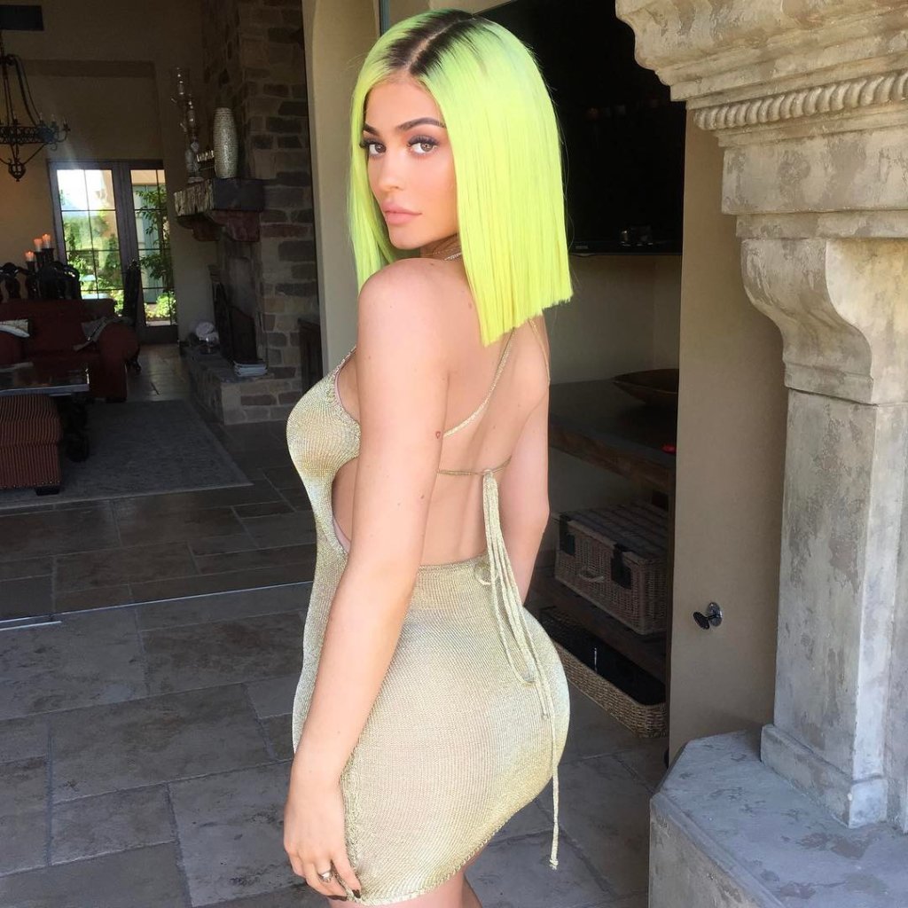 Kylie Jenner e outras celebs apostam em cabelos neon no Coachella