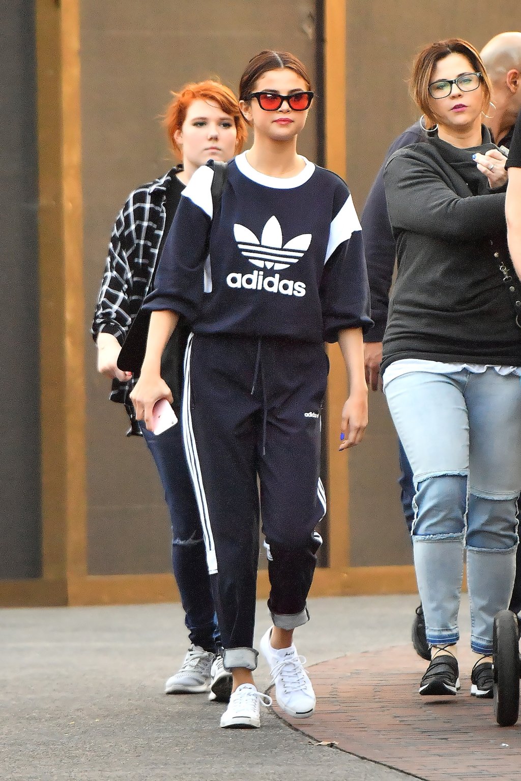 Look do dia: Selena Gomez curte dia na Disney com visu esportivo