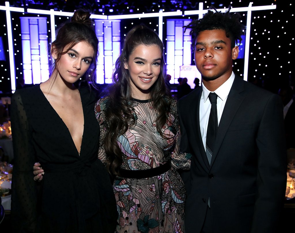Look do dia: Hailee Steinfeld aposta em minivestido transparente