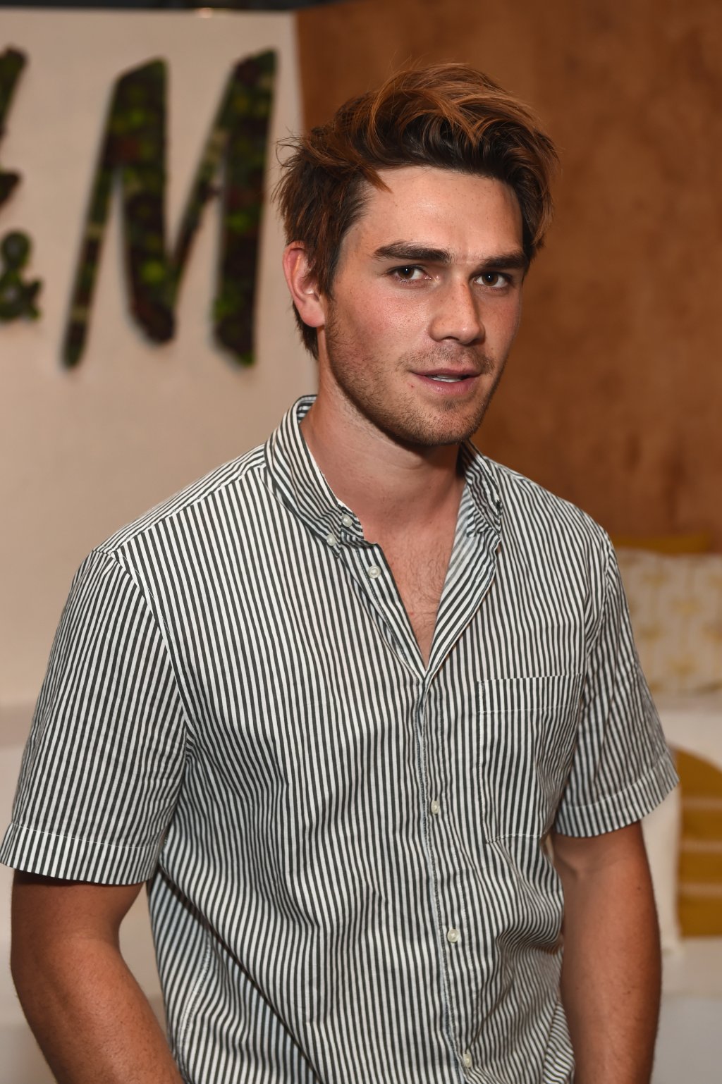 KJ Apa quebrou a mão na gravação do episódio final de Riverdale