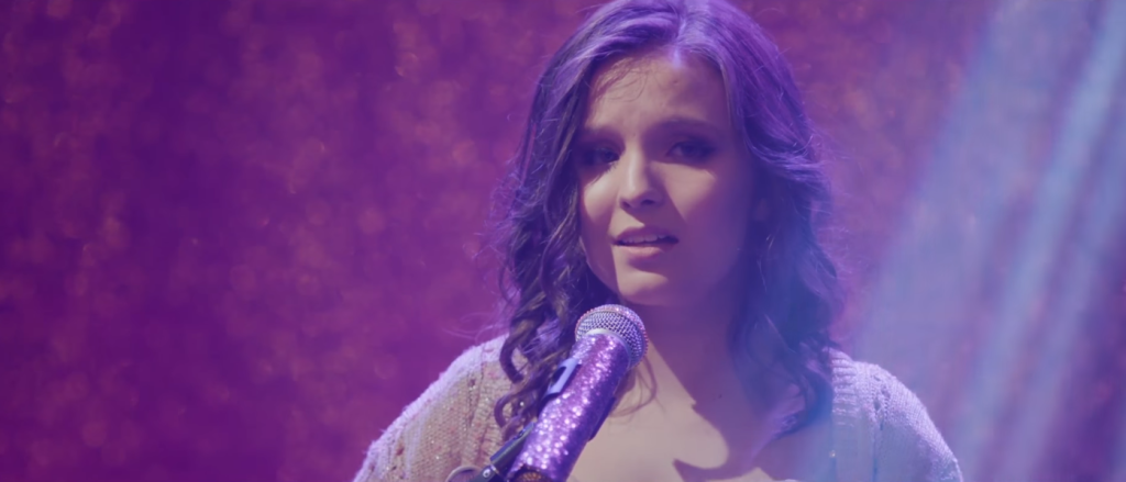 Larissa Manoela canta música inédita no trailer de Meus 15 Anos