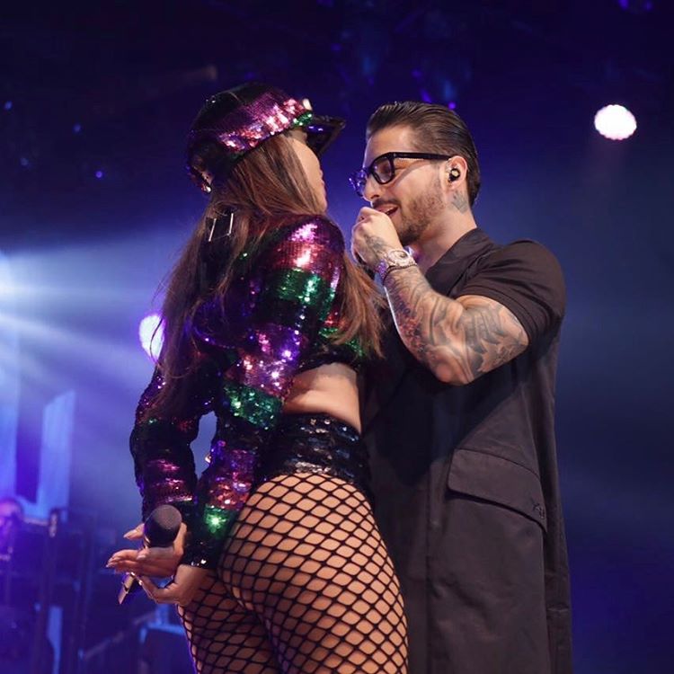 Maluma e Anitta dão selinho em primeiro show juntos