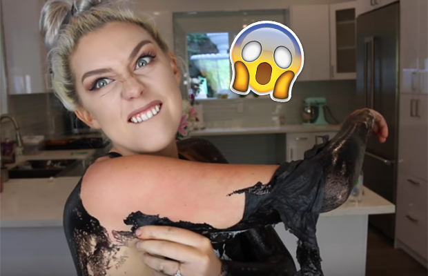 Em desafio, youtubers passam máscara para cravos no corpo todo