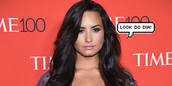 Look do Dia: Demi Lovato apostou em um outro jeito de usar camisa