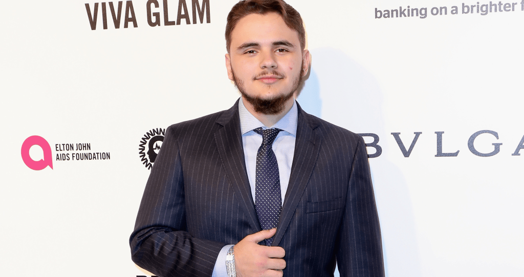 Prince Jackson faz tatuagem em homenagem ao pai