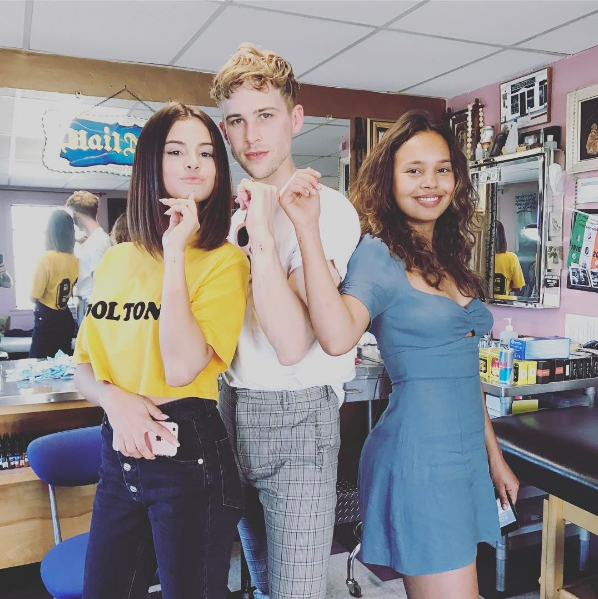 Selena Gomez e atores de 13 Reasons Why fazem tatuagens iguais