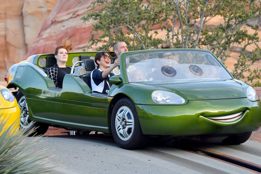 Selena Gomez curte dia na Disney com sua irmãzinha