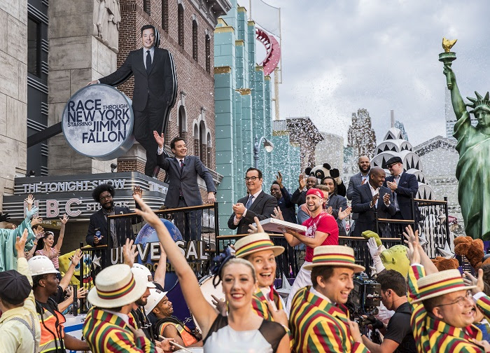 Com família, Jimmy Fallon inaugura atração no Universal Orlando