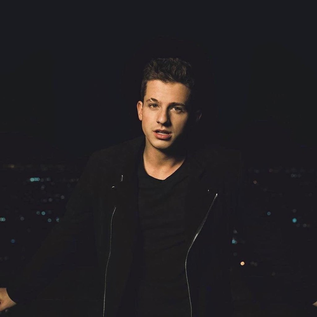 Charlie Puth fala sobre Attention e ironiza: “Bella quem?”