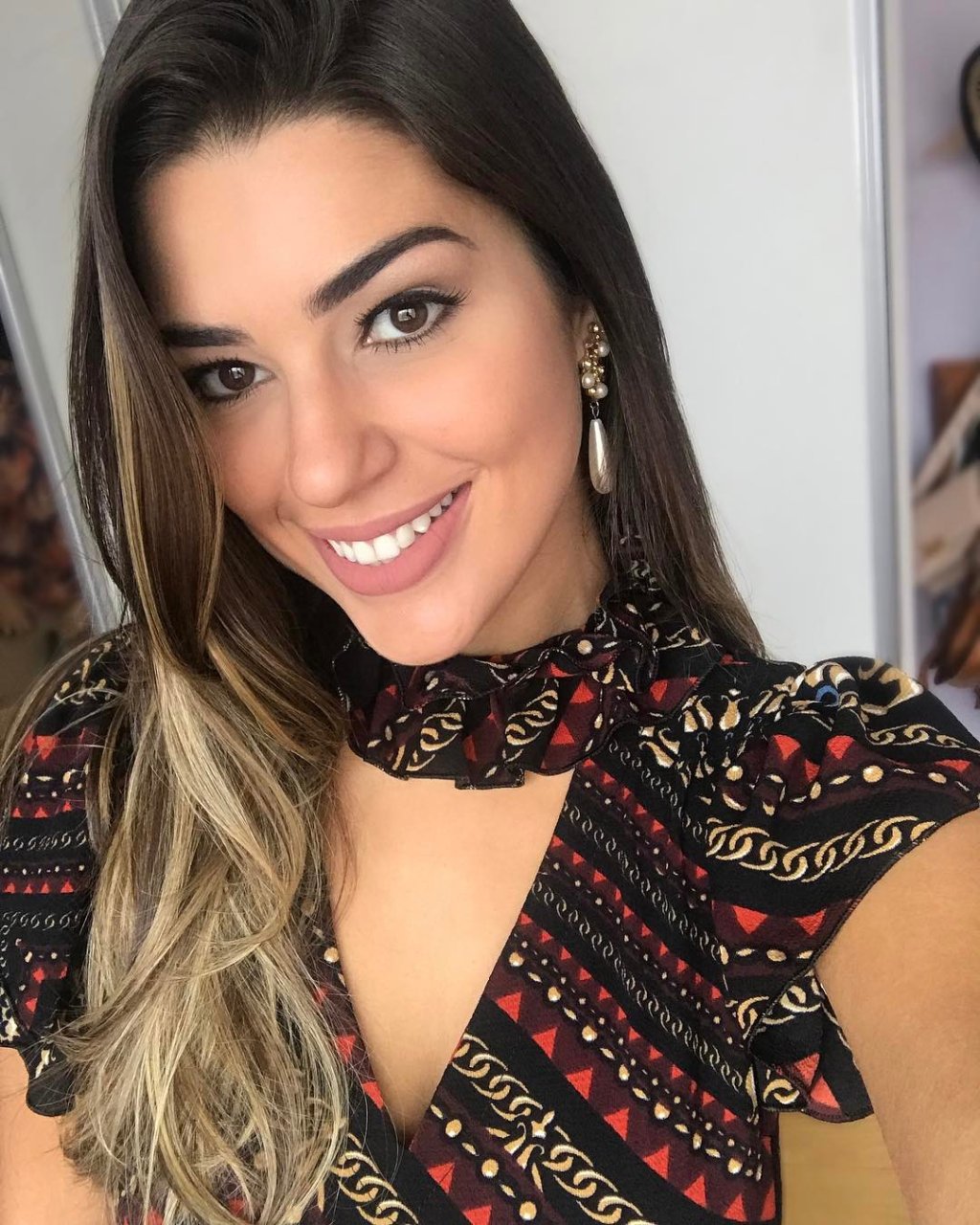 Vivian pede paz após ser vaiada por fãs de Emilly em evento