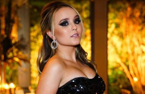 Larissa Manoela lacra no look em festa de 15 anos de Chiquitita