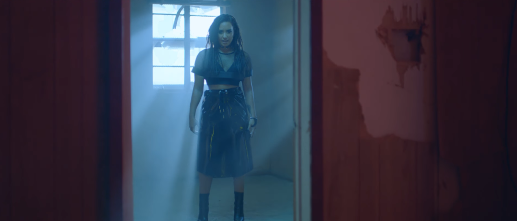 Demi Lovato está toda futurística no clipe com Cheat Codes