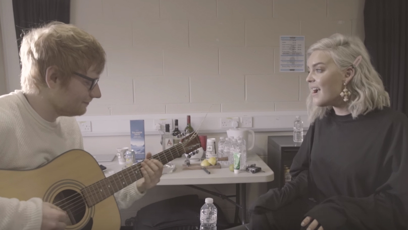 Ed Sheeran e Anne-Marie fazem dueto fofo nos bastidores da turnê