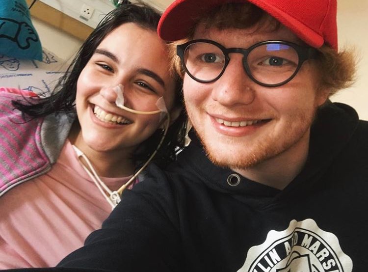 Ed Sheeran faz visita surpresa a fã brasileira em hospital