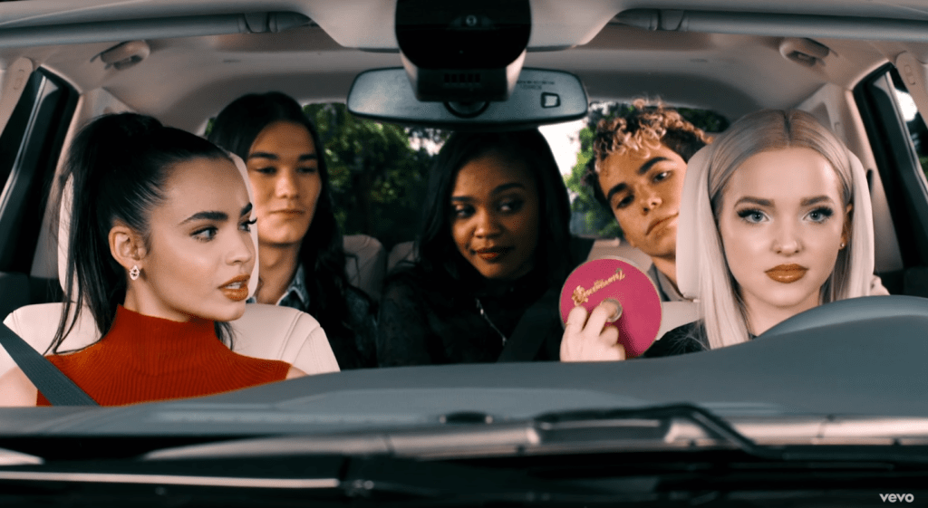 Elenco de Descendentes 2 faz próprio Carpool Karaoke
