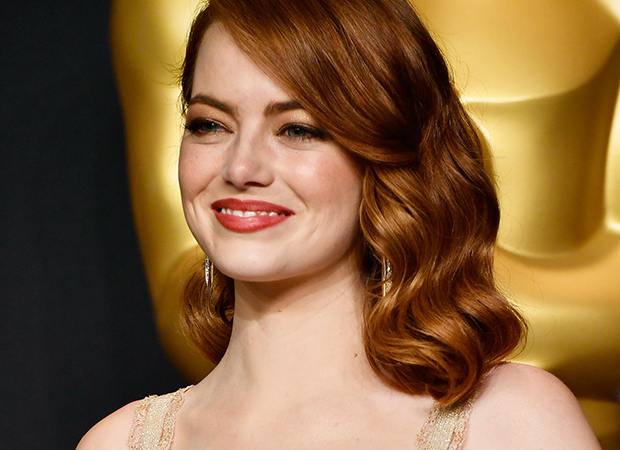 Cadê o ruivo? Emma Stone mudou o cabelo!