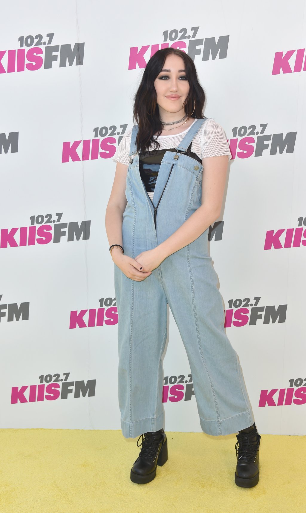 Look do dia: Noah Cyrus toda fashionista com macacão jeans