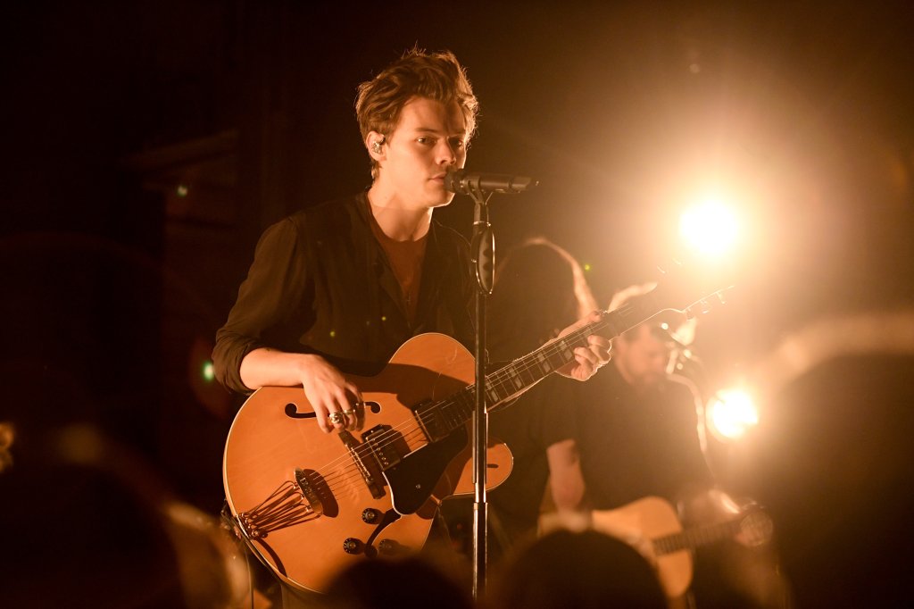 Harry Styles pula do palco, acerta cabeça de fã e termina no chão